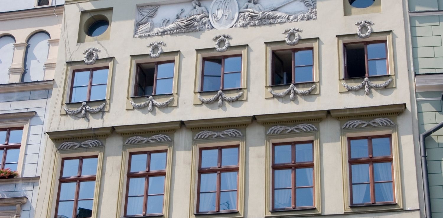 okna aluminiowe w zabytkowym budynku